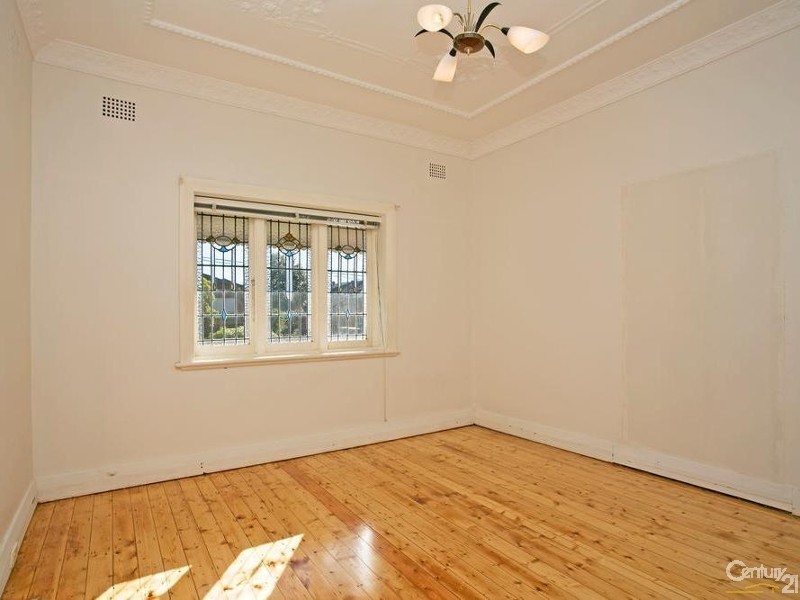 2 Earlwood Avenue, Earlwood NSW 2206