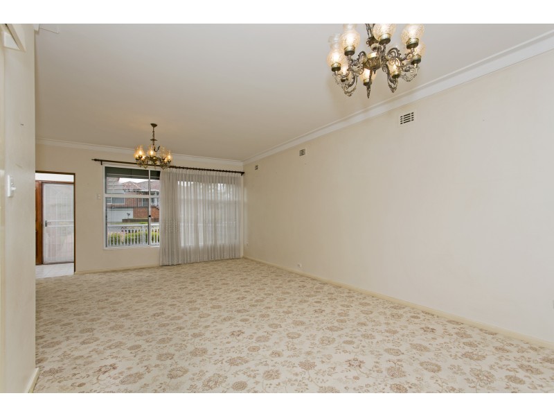 8  Braeside Crescent, Earlwood NSW 2206