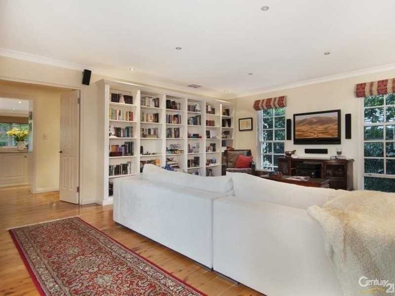 10 Karoom Avenue, St Ives NSW 2075