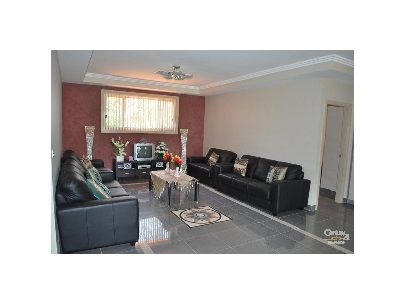 8 Templeton Crescent, Moorebank NSW 2170