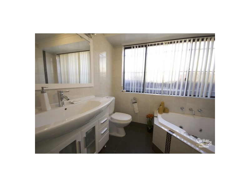 8 Ellery Street, Bossley Park NSW 2176