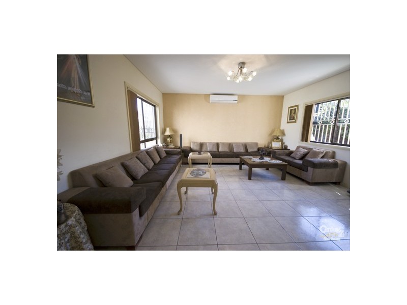 8 Ellery Street, Bossley Park NSW 2176