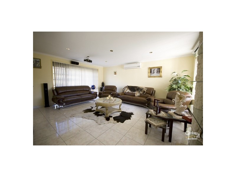 8 Ellery Street, Bossley Park NSW 2176