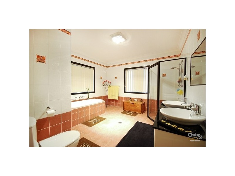 6 Meander Close, West Hoxton NSW 2171