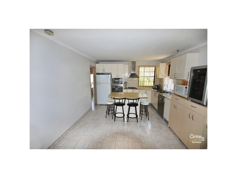 12 Falklands Avenue, Bossley Park NSW 2176