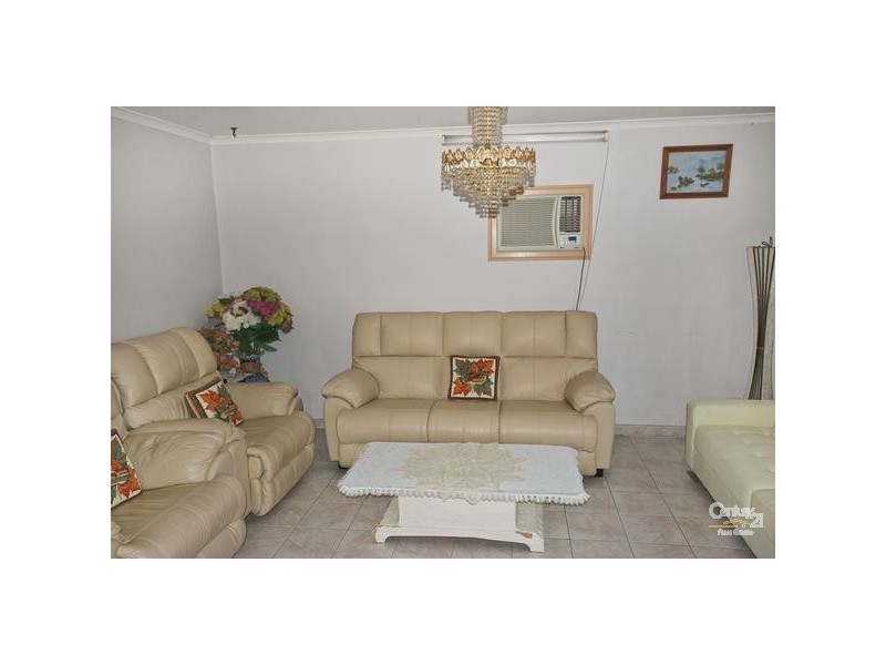 12 Falklands Avenue, Bossley Park NSW 2176