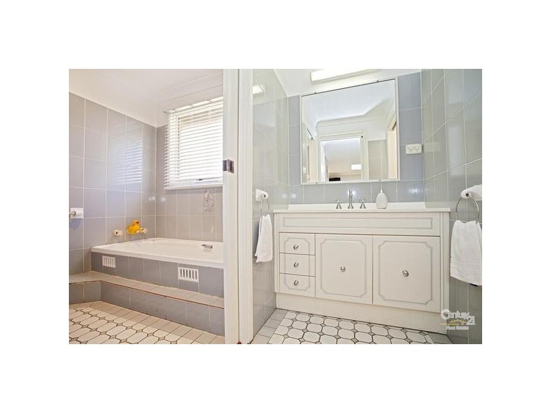 6 Jindabyne Street, Bossley Park NSW 2176