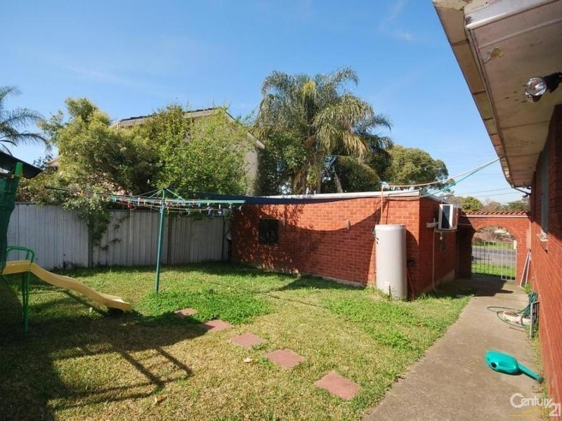 320 Smithfield Road, Fairfield West NSW 2165