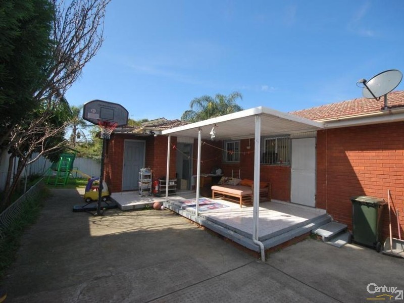320 Smithfield Road, Fairfield West NSW 2165