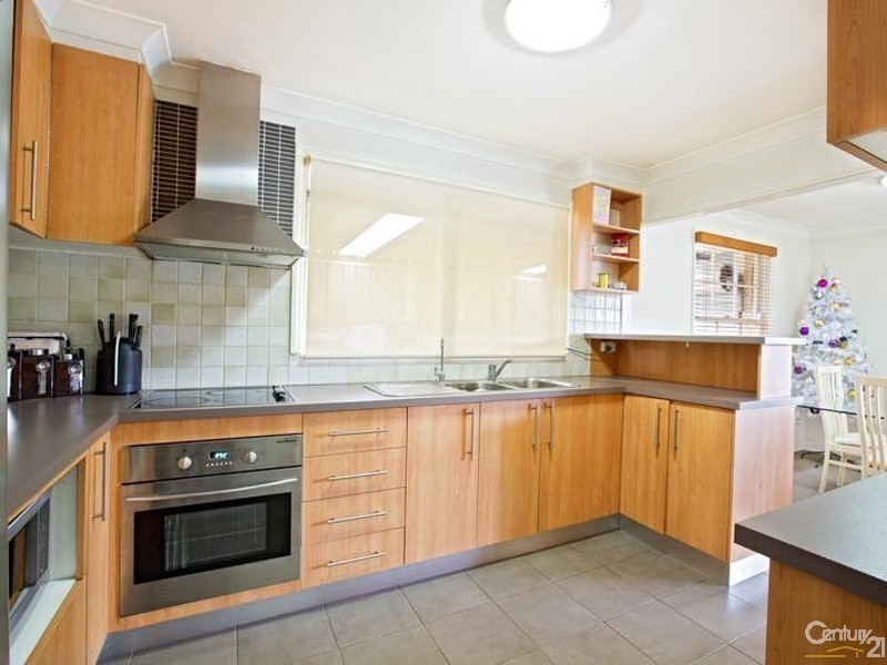 4 Caulfield Crescent, St Johns Park NSW 2176