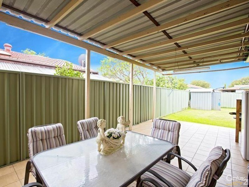 4 Caulfield Crescent, St Johns Park NSW 2176