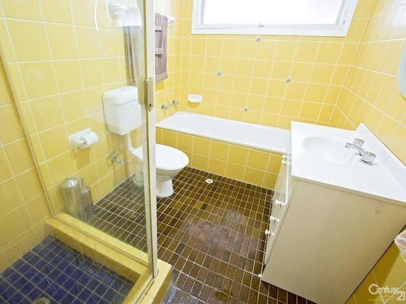 4 Caulfield Crescent, St Johns Park NSW 2176