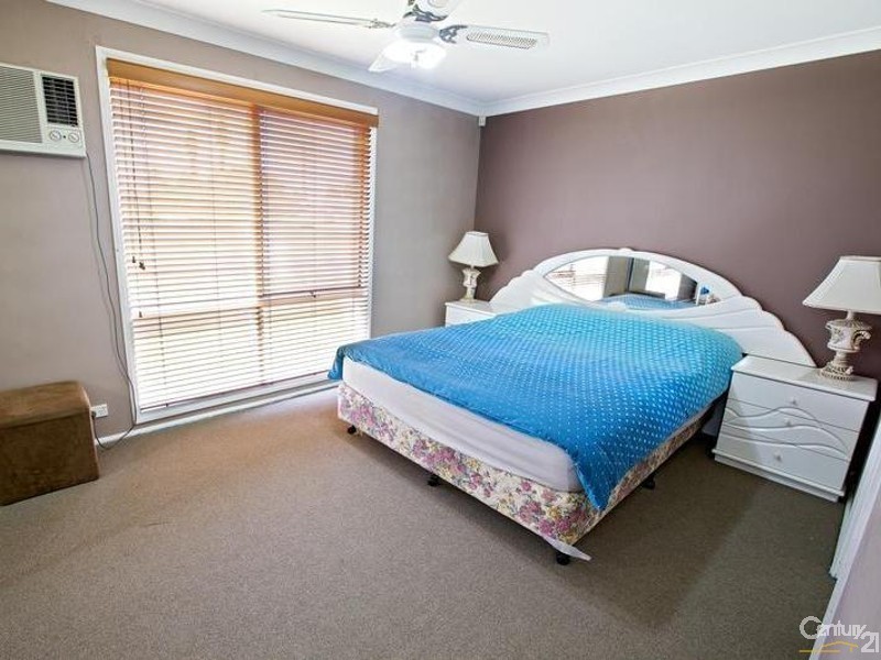 4 Caulfield Crescent, St Johns Park NSW 2176