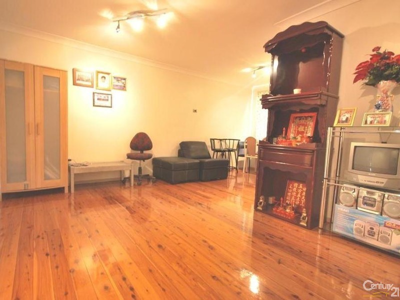 17 Broadmeadow Street, St Johns Park NSW 2176