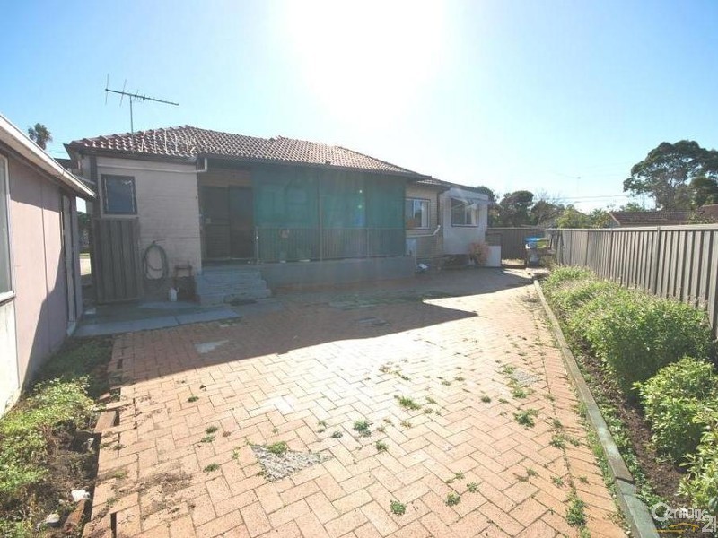 13 Crosby Crescent, Fairfield NSW 2165