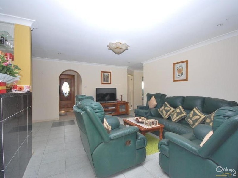 11 Barron Place, Bossley Park NSW 2176