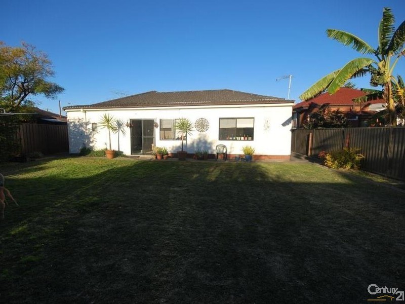 12 Kambala Crescent, Fairfield West NSW 2165