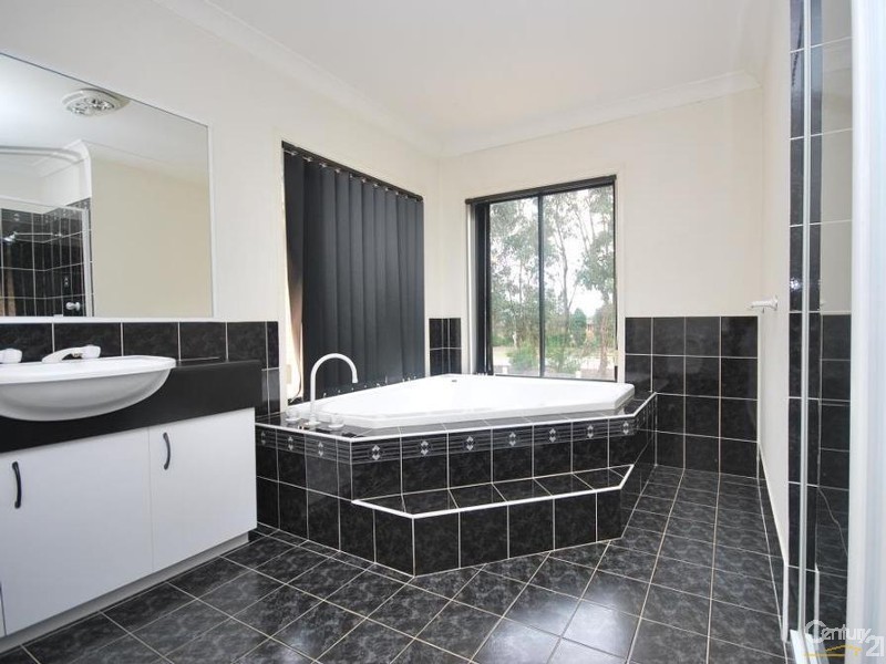 11 Hilton Crescent, Casula NSW 2170