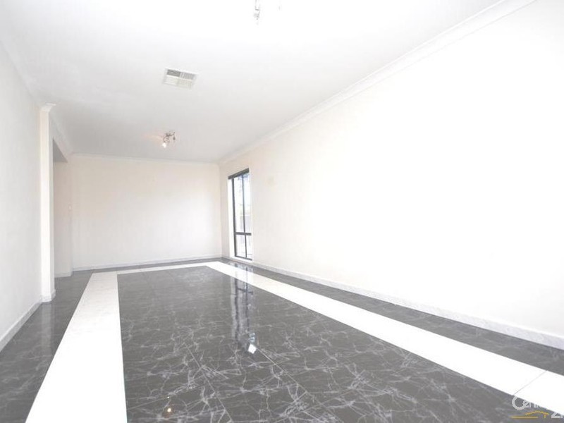 11 Hilton Crescent, Casula NSW 2170