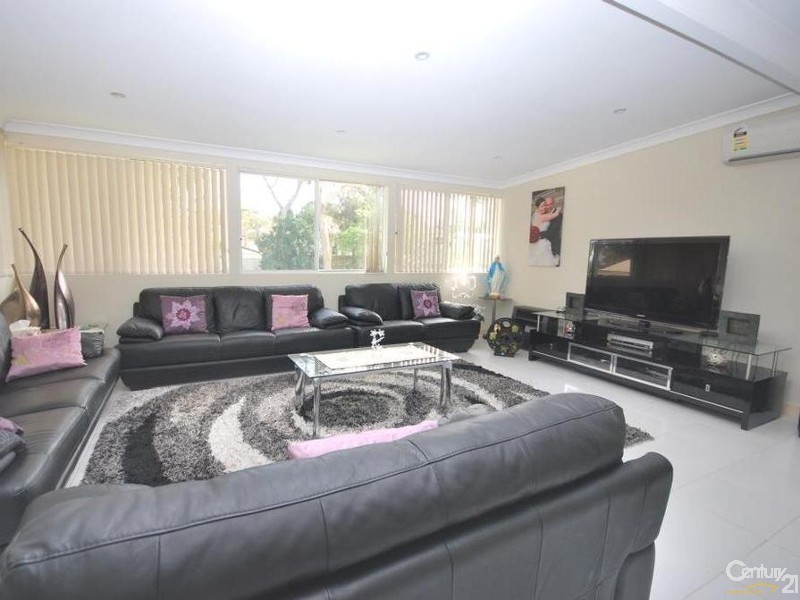 4 Edmondson Crescent, Carramar NSW 2163