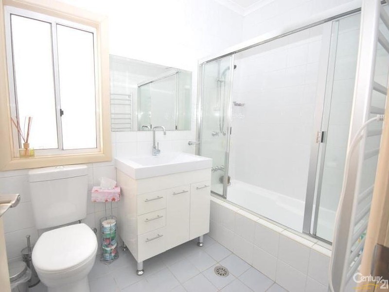 4 Edmondson Crescent, Carramar NSW 2163