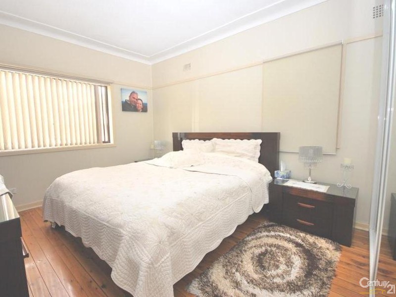 4 Edmondson Crescent, Carramar NSW 2163