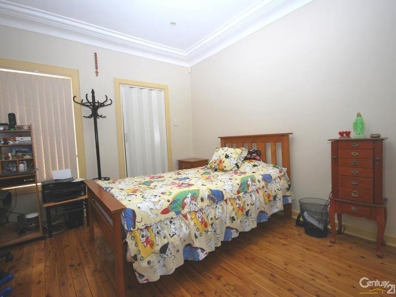 4 Edmondson Crescent, Carramar NSW 2163