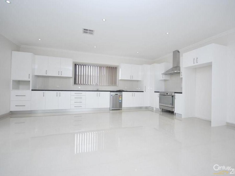 10 Dampier Close, Fairfield West NSW 2165