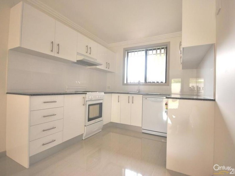 10 Dampier Close, Fairfield West NSW 2165