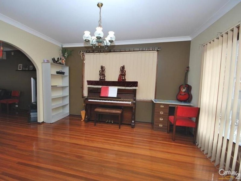 9 Gove Avenue, Green Valley NSW 2168