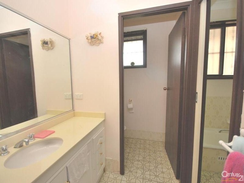 9 Gove Avenue, Green Valley NSW 2168