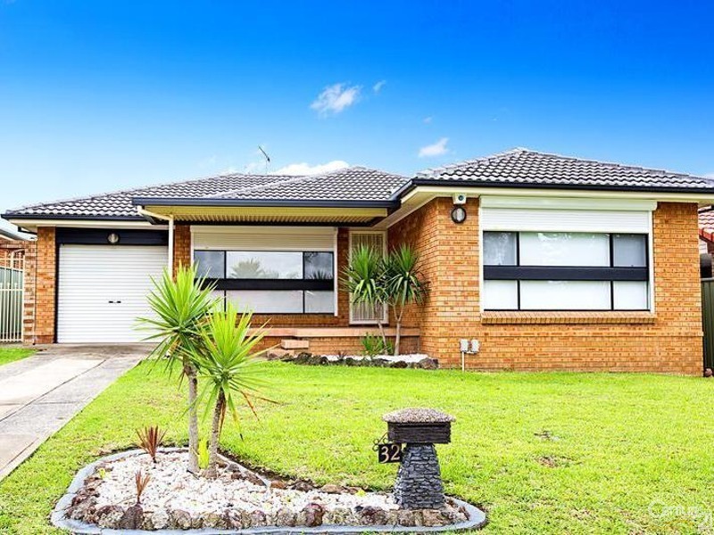 32 Canterbury Road, St Johns Park NSW 2176
