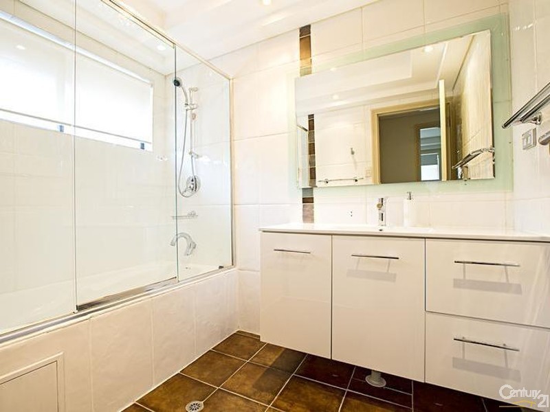 32 Canterbury Road, St Johns Park NSW 2176