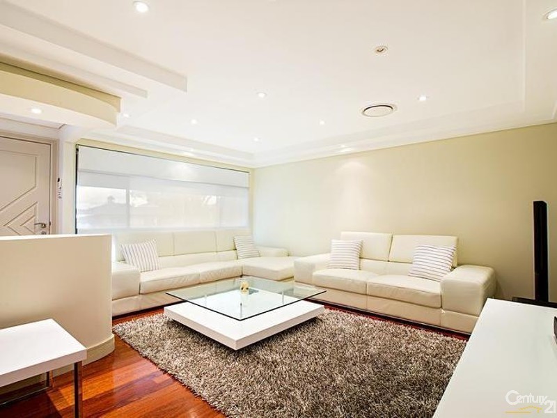 32 Canterbury Road, St Johns Park NSW 2176