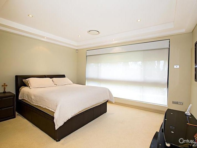 32 Canterbury Road, St Johns Park NSW 2176