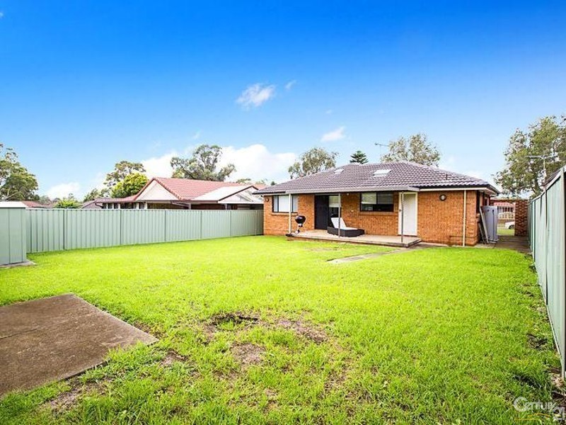 32 Canterbury Road, St Johns Park NSW 2176