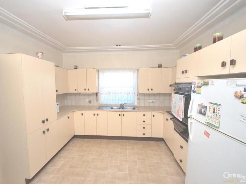 1  Lupin Ave, Fairfield East NSW 2165