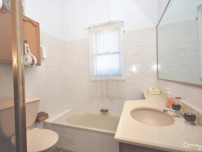 1  Lupin Ave, Fairfield East NSW 2165