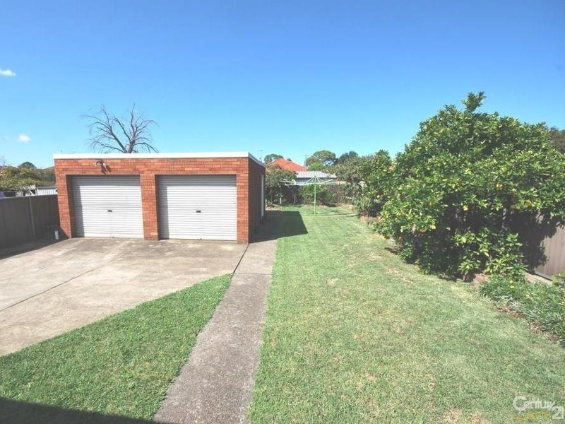1  Lupin Ave, Fairfield East NSW 2165