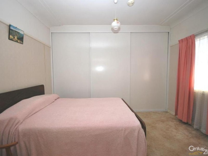 1  Lupin Ave, Fairfield East NSW 2165