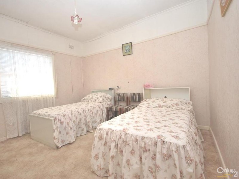 1  Lupin Ave, Fairfield East NSW 2165