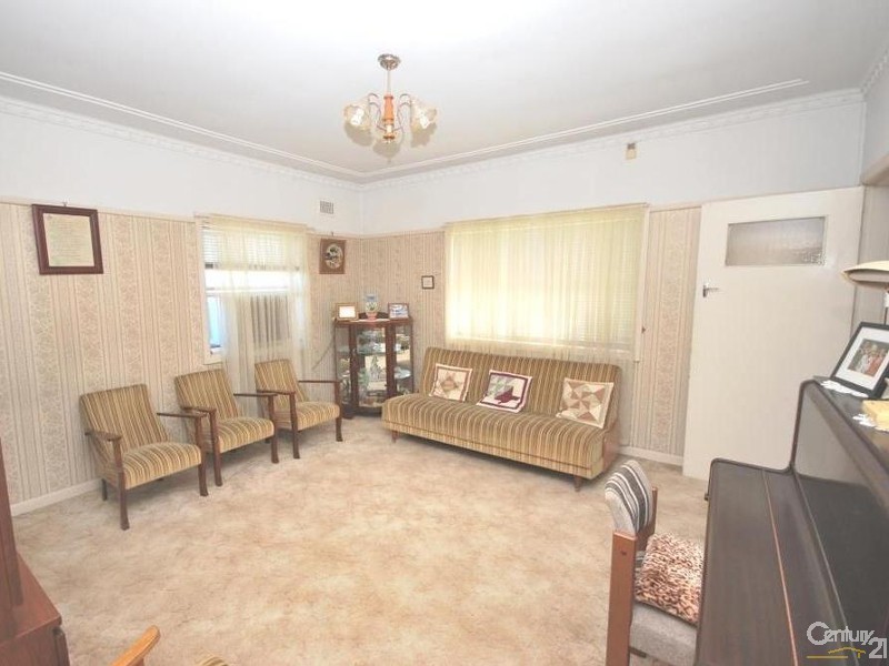 1  Lupin Ave, Fairfield East NSW 2165