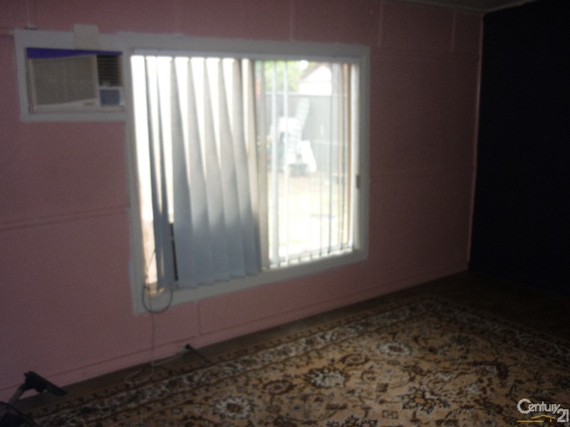 32 Rosina, Fairfield West NSW 2165