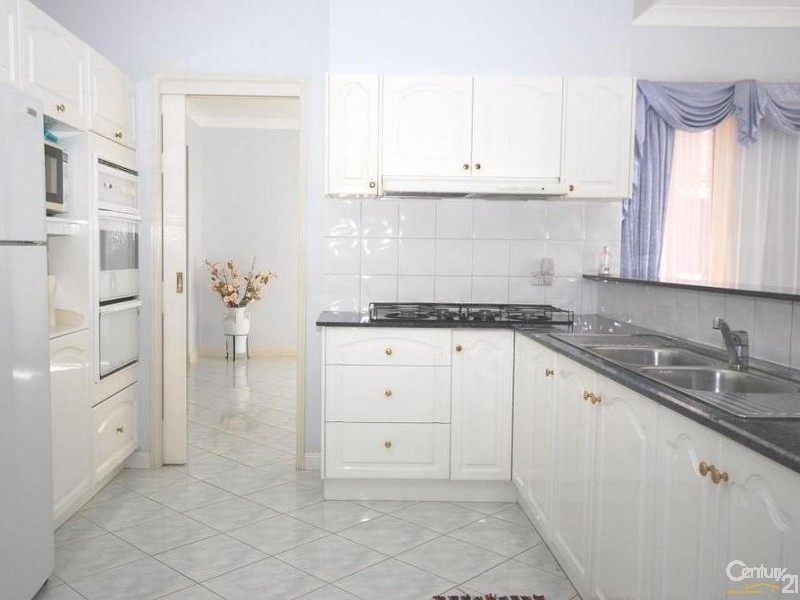 16 Yeronga Close, St Johns Park NSW 2176