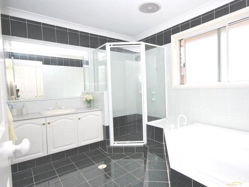 16 Yeronga Close, St Johns Park NSW 2176