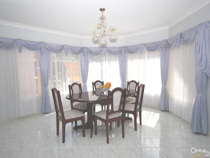 16 Yeronga Close, St Johns Park NSW 2176