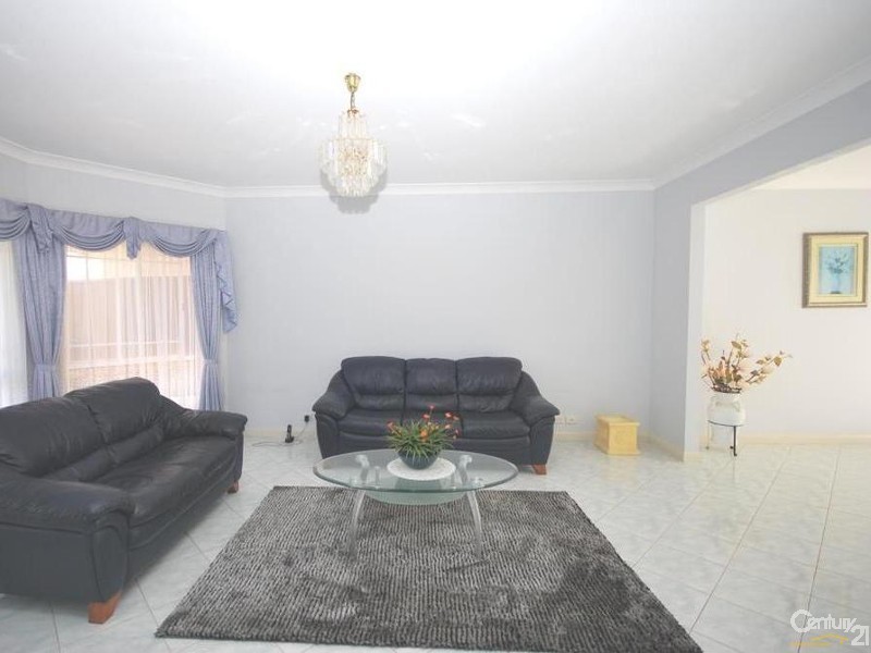 16 Yeronga Close, St Johns Park NSW 2176