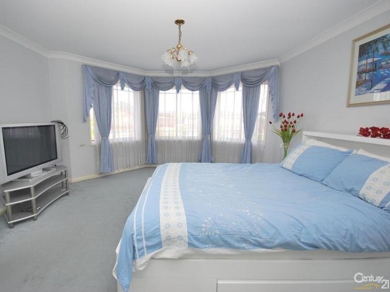 16 Yeronga Close, St Johns Park NSW 2176