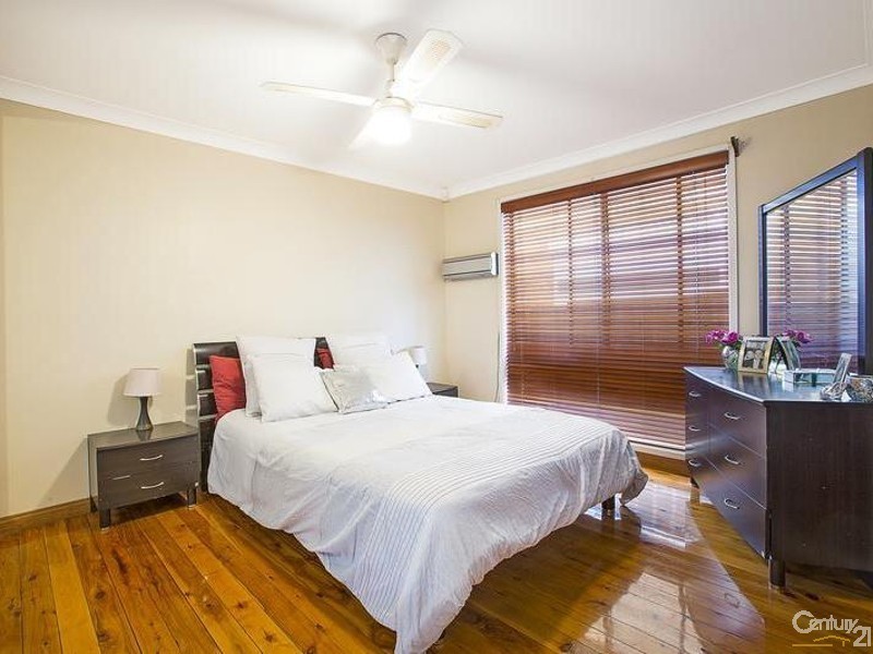 8 Canterbury Road, St Johns Park NSW 2176