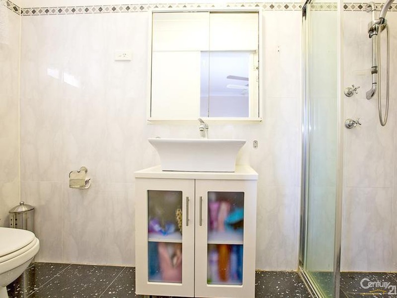 8 Canterbury Road, St Johns Park NSW 2176